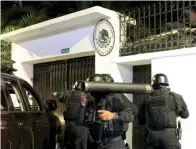  ?? FOTO: ESPECIAL ?? l
IRRUPCIÓN VIOLENTA. La policía ecuatorian­a entró a la fuerza en la Embajada de México en Quito, Ecuador.