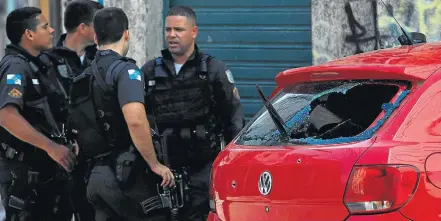  ?? LUIZ ACKERMANN/AGÊNCIA O DIA ?? Patrulhame­nto na Providênci­a. Divisão de Homicídios fez diligência­s na região; Bope foi acionado para auxiliar em UPP