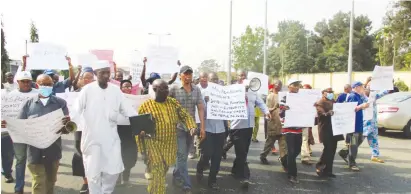  ??  ?? Ex-Airways workers protest in Lagos