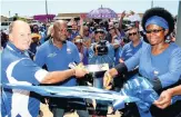  ?? Picture: THE HERALD ?? BLUE SEA: Athol Trollip with Nqaba Bhanga and Veliswa Mvenya, who are vying to take over from him as Eastern Cape DA leader