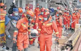  ?? REUTERS ?? Rescue workers carry an injured person on a stretcher in Changsha, Hunan province.