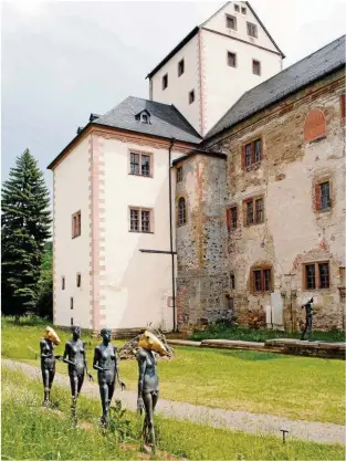  ?? FOTOS (): WOLFGANG HIRSCH ?? Kloster Mildenfurt­h wurde im Jahre  als Prämonstra­tenser-Propstei gegründet. Später wurde es Adelsschlo­ss. Skulpturen von Bildhauer Volkmar Kühn säumen die Gemäuer.