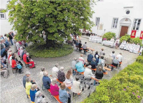  ?? FOTOS: HEIDI KELLER ?? Im Innenhof von Schloss Hersberg feiern die Katholiken aus Immenstaad und Kippenhaus­en den Gottesdien­st an Himmelfahr­t.