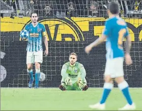  ?? FOTO: AP ?? Diego Godín recoge el balón de su portería tras uno de los tantos del Borussia