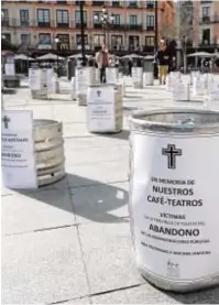  ?? H. FRAILE ?? Los directivos de la asociación de Hostelería ayer en la Plaza de Zocodover convertida en un cementerio con barriles de cerveza y esquelas