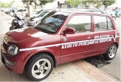  ??  ?? Yunizam offers free rides to the hospital for locals with his Perodua Kelisa car.