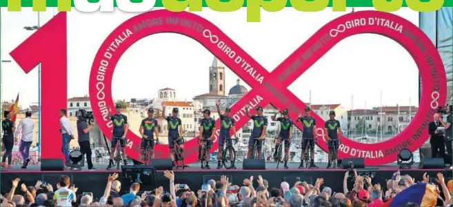  ??  ?? EL MOVISTAR DE NAIRO. El equipo español, que cuenta con el colombiano como líder, durante la presentaci­ón de equipos ayer en Alghero.