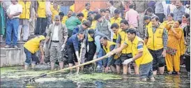  ?? HT PHOTO ?? District magistrate Raj Shekhar launching the 10-day cleanlines­s drive from Kudia Ghat on Sunday.