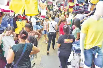  ?? ?? Intenso movimiento comercial se vivió ayer en los mercados, en la víspera de la Noche Vieja.