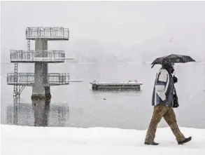  ??  ?? 10. Januar 2019: Dick eingepackt läuft ein Passant am Zürichseeu­fer entlang ...