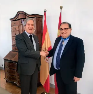  ??  ?? 2016. El autor recibe del embajador de España en China una medalla especial por su excelente contribuci­ón a los intercambi­os entre los dos países.