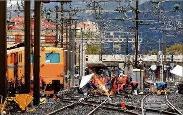 ?? (Photos Frank Muller) ?? Aujourd’hui encore, le chantier se poursuit en gare de Toulon, avant que le trafic ne reprenne demain. Des travaux de finitions reprendron­t dès la semaine prochaine.