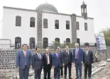  ??  ?? Deputy Prime Minister Hakan Çavu oğlu and local officials pose in front of the restored church during a recent visit.