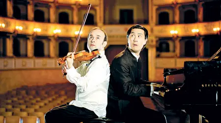  ??  ?? Talento e sorrisi Aleksey Igudesman e Hyung-Ki-Joo, concertist­i di alto livello al servizio del divertimen­to