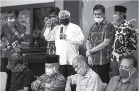  ?? SALMAN TOYIBI/JAWA POS ?? GERAKAN MORAL: Din Syamsuddin (tengah) dan sejumlah tokoh nasional mendeklara­sikan Koalisi Aksi Menyelamat­kan Indonesia (KAMI) di kawasan Fatmawati, Jakarta, Minggu (2/8).
