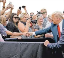  ?? KEVIN LAMARQUE / REUTERS ?? Florida. Trump saluda a simpatizan­tes al llegar al aeropuerto de Ocala.