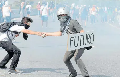  ?? AFP ?? Choques. Manifestan­tes de la oposición se enfrentaro­n ayer con la policía en las calles de Caracas.