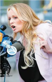  ?? PHOTO AFP ?? Stormy Daniels s’est adressée à la presse à sa sortie du tribunal, lundi, à New York.