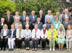  ?? Foto: Foto Pescht ?? Die goldenen Konfirmand­en aus dem Ost-bezirk der evangelisc­h-lutherisch­en Kirchengem­einde Rahden.