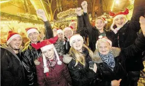  ??  ?? Lustige Truppe: Diese Gruppe aus den Niederland­en besucht gerne deutsche Weihnachts­märkte. Diesmal war Oldenburg dran.