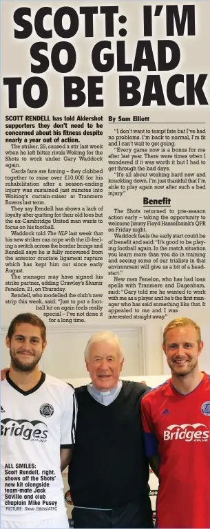  ?? PICTURE: Steve Gibbs/ATFC ?? ALL SMILES: Scott Rendell, right, shows off the Shots’ new kit alongside team-mate Jack Saville and club chaplain Mike Pusey