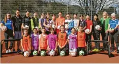  ?? Foto: Walter ?? Die Maria-Ward-Realschule kooperiert mit den Vereinen SV Auerbach und SV Obergesser­tshausen, um den Mädchenfuß­ball voranzubri­ngen.