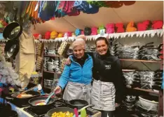  ?? Foto: Michael Hörmann ?? Jutta Böhm und ihre Mutter Centa Böhm bauen ihren Stand auf dem Christkind­lesmarkt noch an Heiligaben­d ab.