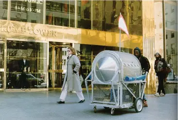 ??  ?? 1 Krzysztof Wodiczko, “Homeless Vehicle”, 1988: Fotoğrafta: Trump Tower önünde “Variant 3”, New York (©Krzysztof Wodiczko; Galerie Lelong & Co.’nun izniyle, New York).