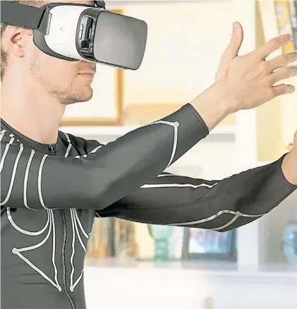  ??  ?? 1 Realidad virtual. Con una malla corporal repleta de sensores buscan que se pueda “tocar” al otro.