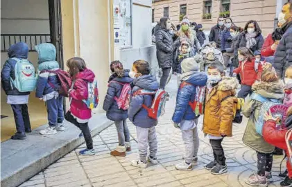  ??  ?? Un grupo de alumnos en fila, a la entrada al colegio, el pasado lunes en Badajoz.