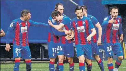  ?? FOTO: EFE ?? Kike García, felicitado por sus compañeros
El delantero conquense marcó un ‘hat trick' ante el Alavés y el Eibar apura sus opciones