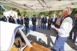  ?? (DR) ?? Le projet de sécurisati­on a été dévoilé mercredi soir à Entrevaux. Il prévoit l’abattage d’une vingtaine de platanes, la mise en place d’un muret de protection, etc.