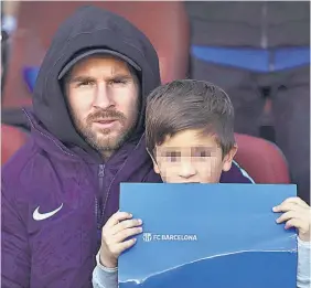  ??  ?? UN HINCHA MÁS. Messi asistió al estadio como uno más, acompañado por su hijo.