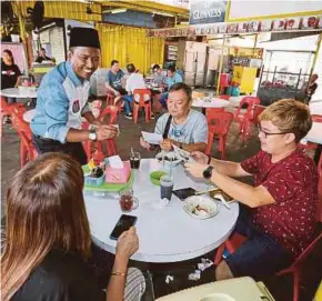  ?? PIX BY KHAIRULL AZRY BIDIN ?? Independen­t candidate Sulaiman Abdul Samat chatting with Sri Taman residents in Sandakan yesterday.