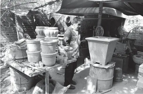  ?? FOTO: JESÚS LEAL ?? Luis Enrique Espinoza laborando en su taller para hacer macetas.