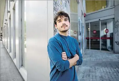  ?? MANÉ ESPINOSA ?? Guillem Castiglion­e, estudiante de medicina, subraya la importanci­a de movilizars­e en esta crisis