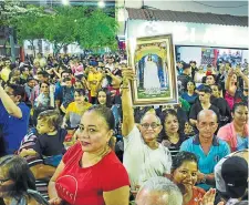  ?? ?? Los devotos participar­on en la procesión con afiches de la patrona de Portoviejo.