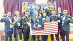  ??  ?? OUTSTANDIN­G RESULTS ... Nazri (from 3rd left) and the national muaythai president Dato Paduka Muhammad Shahnaz Azmi as well as Sabah Sports Council officials and national juniors pose at the end of the tournament in South Korea.