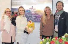  ?? FOTO: WOYDT ?? Sonja Heinen, Sarah Lenz, Prinzessin Anna zu Oettingen-Wallerstei­n und Erbprinz Carl-Eugen zu Oettingen-Wallerstei­n (von links) freuen sich auf die neue Saison auf Schloss Baldern.