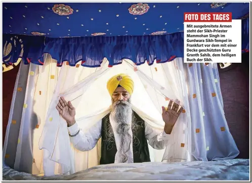  ??  ?? Mit ausgebreit­ete Armen steht der Sikh-Priester Mammohan Singh im Gurdwara Sikh-Tempel in Frankfurt vor dem mit einer Decke geschützte­n Guru Granth Sahib, dem heiligen Buch der Sikh.