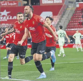  ?? FOTO: EFE ?? Ángel Rodríguez celebra el tanto que le hizo al Athletic a la media hora de juego