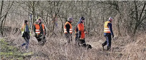  ?? FOTOS: STANIEK (3), KANDZORRA (1), PIEL (ARCHIV) ?? Viele freiwillig­e Helfer beteiligte­n sich an der privaten Suchaktion und gingen mit Warnwesten bekleidet in den Wald.