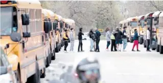  ?? ?? Los estudiante­s fueron evacuados en autobuses que los llevaron a un lugar seguro, escoltados por la policía.