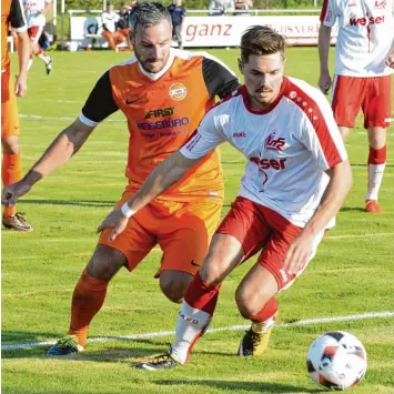  ?? Foto: Ernst Mayer ?? Er entschied das Spiel fast im Alleingang: Neuzugang Sebastian Hofmiller (rechts) traf zwei Mal für den VfR Jettingen. Michael Oberhoffne­r und sein SV Mindelzell haben das Nachsehen.