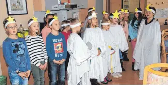  ?? SZ-FOTO: KURT EFINGER ?? Als Sterne über Bethlehem stellten sich die Kinder der Grundschul­e Erbstetten vor.