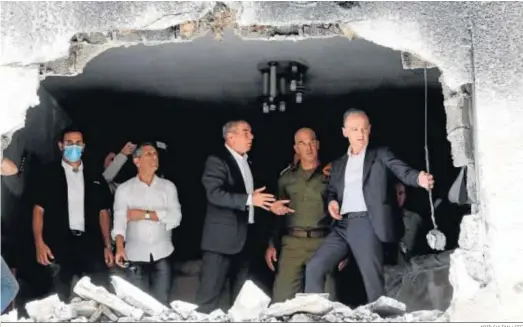  ?? ABIR SULTAN / EFE ?? El ministro de Exteriores alemán, Heiko Maas (d), observa una casa bombardead­a junto a su homólogo israelí, Gabi Ashkenazi, en la ciudad de Petah Tikva.