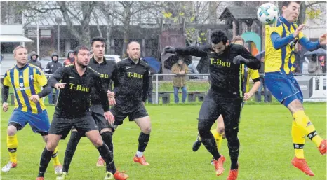  ?? FOTO: HKB ?? Auf Torjäger Maximilian Bell (rechts) muss der VfL Mühlheim zunächst verzichten.