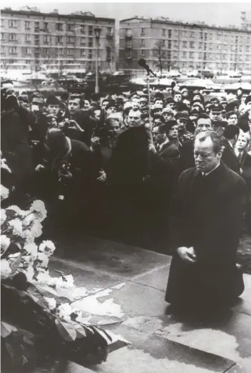  ?? FOTO: DPA ?? Bundeskanz­ler Willy Brandt kniet am 7. Dezember 1970 vor dem Mahnmal im einstigen jüdischen Ghetto, das den Helden des Ghetto-Aufstandes vom April 1943 gewidmet ist.