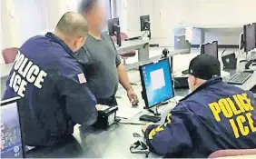  ??  ?? Agentes del Servicio de Inmigració­n (ICE) toman los datos de migrantes detenidos.