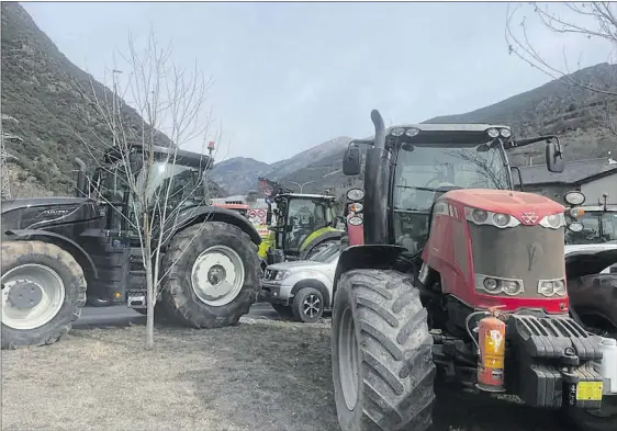  ?? N.T. ?? Tractors durant el tall a la frontera d’Andorra.